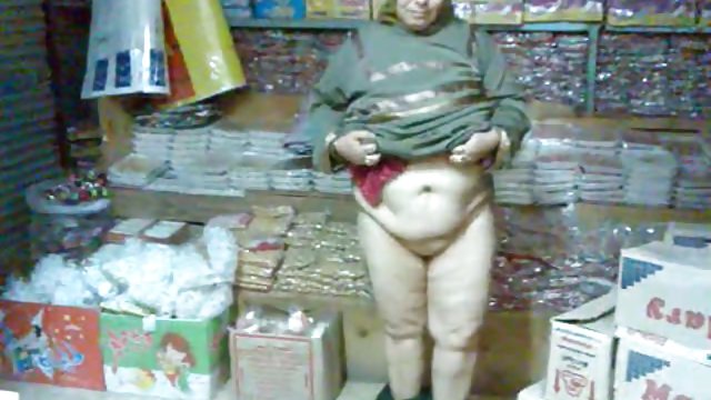 بدون ثبت نام در فیلم آنلاین آنلاین دختر سكس دختر در خیابان یک مرد را جذب کرد